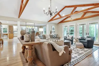 Image de Hot Tub, Great Living Space | Fairbanks Haven