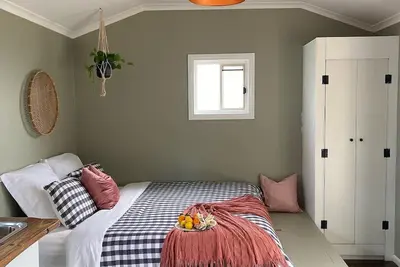Image de Tiny Home on a Hill overlooking the sheep and the dam!
