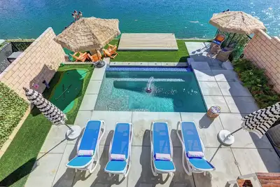 Image de Tropical Paradise. Magnificent Lake Front Property! ! !