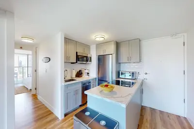 Image de 20th-floor corner condo with lanai, prime location, pool & hot tub