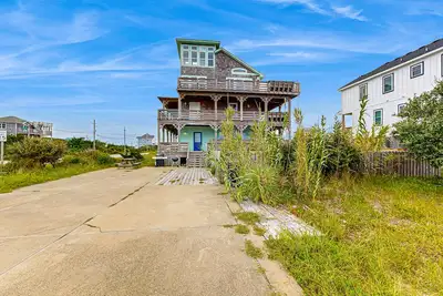 Image de Towering beach house with private pool, hot tub, decks & ocean views
