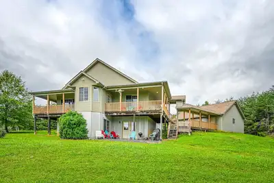 Image de +4 acre lakefront retreat with private boat slip, wraparound porch, grill, & W/D