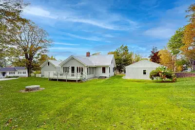 Image de Pristine home near skiing with furnished deck, pool table & firepit