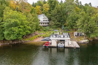 Image de Beautifully landscaped with a sandy beach, outdoor sauna, hot-tub and ample water toys.