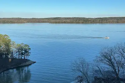 Image de Pickwick Lake Front Estate w/ water views, boatslip & pool 3 mi  to State Park