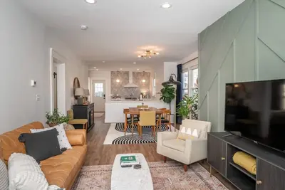 Image de 5723 Ridge Road · The Greenhouse | Pleasant Ridge