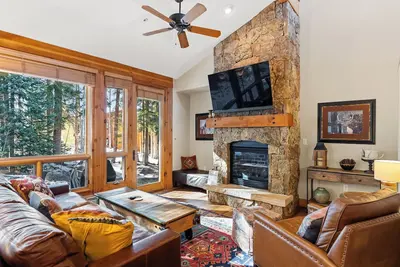 Image de 2 Living Areas & Balconies w/ Great Mountain Views & Close to Shuttle Stop!