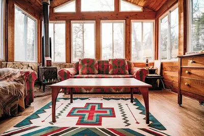 Image de Hot Cocoa Bar + 4 Season Porch w/Wood Stove