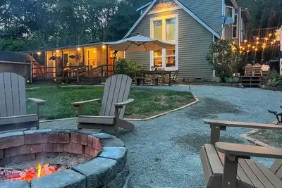 Image de 100-Year-Old Farmhouse w/ Hot Tub on 5 Acres!