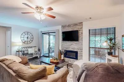 Image de Deluxe condo with a screened patio, electric fireplace, pools, tennis, & gym