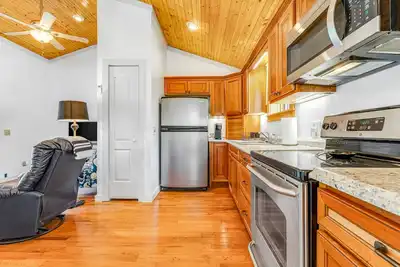 Image de Cheery dog-friendly cabin with pool access, private grill, & fireplace