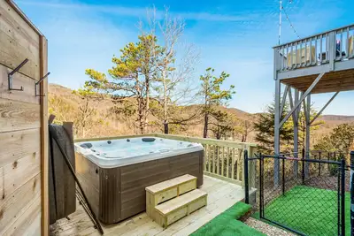 Image de Scenic Blue Ridge home with amazing views, hot tub, deck, firepit, & game room