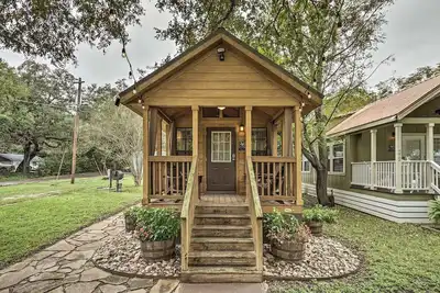 Image de Cozy Cabin - by Austin & San Marcos River!