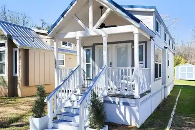 Image de New! Beautiful, Modern Cabin by San Marcos River!