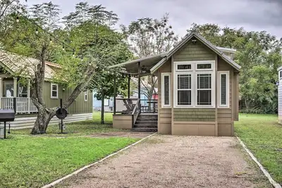 Image de Hip Cabin w/ Deck by San Marcos River!