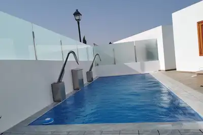 Fabuleuse villa de deux chambres avec terrasses, piscine et jacuzzi chauffés.