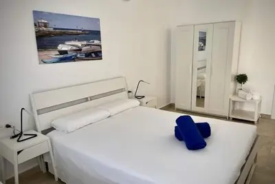 Appartement d’une chambre avec balcon et accès depuis la chaussée.