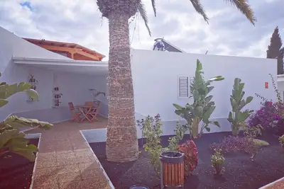 Image de Appartement supérieur d’une chambre avec terrasse et coin repas extérieur.