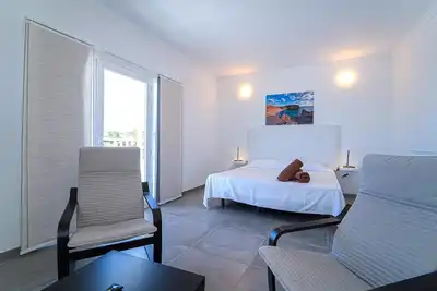 Image de Appartement d’une chambre lit double et balcon dans un complexe de vacances.