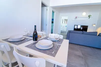 Image de Appartement de deux chambres avec balcon idéal pour les couples et les familles