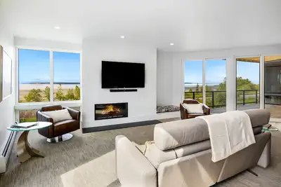 Image de Luxury villa with inlet views, hot tub, decks, grill, balcony, fireplace, & W/D