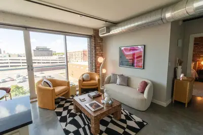 Image de Stunning Downtown Loft in Trendy Blue Dome District