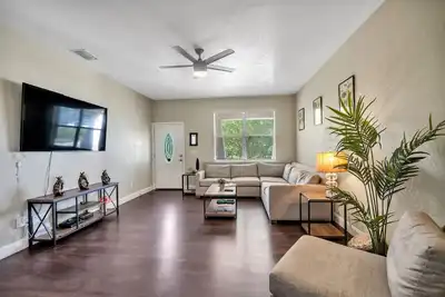 Image de Centrally Located Spacious 3 Br Home