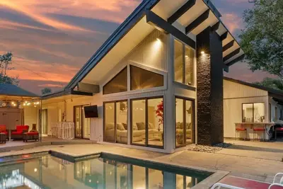 Image de Majestic 4br/2. 5b Home with Mini Golf, Pool, & Billiards