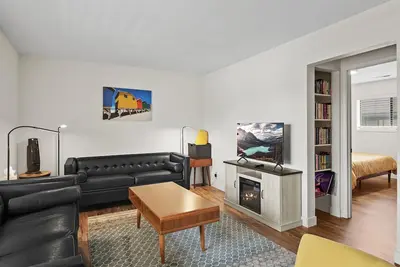 Image de Lovable Loft w/Ac, Large Balcony, King Beds, W/D, Garage, 3 Smart TVs, Fast WiFi