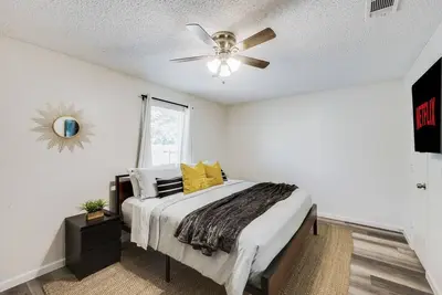 Image de *The Urban Solace* Garage! Arcade! King Bed! 《Ntfx》