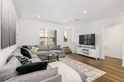 Image de Lovely, Modern Condo in Irvine, 3br/3. 5ba