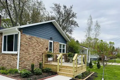 Image de Walk To Beach, Hottub, Firepit, Yard Games & Bikes