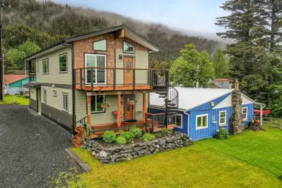 Image de A-View\n\nCome stay with us in fall, winter and spring.