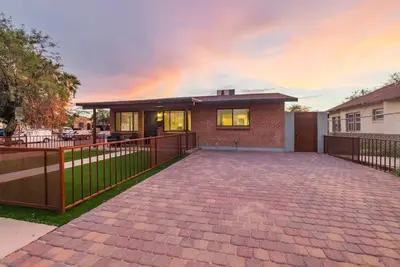 Image de Air BnB inspired 2 Bedroom w parking, walk to UofA