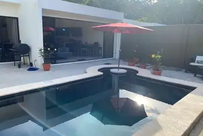 Image de luxury modern home with pool 25mi from the beach.