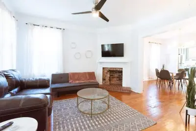 Image de Private 3-unit Triplex w/ 9bdrs ★ Starland District ★ Great for Family Reunions