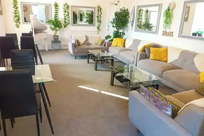 Riviera Retreat 10 bed 10 bath Torquay, games room, beach 750m, sleeps 20-24