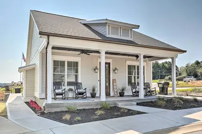 Image de Stunning Lakefront Retreat w/ Dock Access!