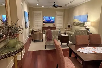 Image de Luxury Condo on the Square