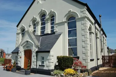 Image de Ty Capel, converted chapel with hot tub in Tywyn