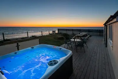 Image de Sound of the Sea, beachfront Bungalow with hot tub, in Tywyn