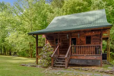 Whisper Creek : Free Attraction Tickets, Pet Friendly, Hot Tub, Wood Fireplace & Creek View