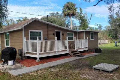 Image de 1957 Cozy tiny home  2 bedroom house close to Disney World