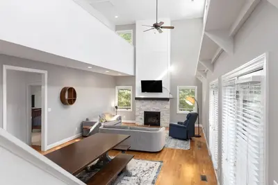 Image de Bright & Modern 5 Br Wintergreen Home; Minutes from Hiking, Skiing, and Wineries