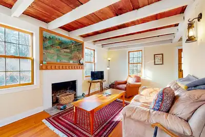 Image de Cozy 1850s home on the riverfront with mountain & river views - dog-friendly