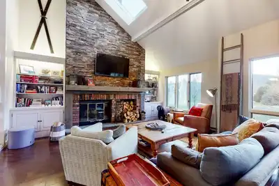 Image de End unit townhome near golf & ski - walk to Quechee Club - views & fireplace