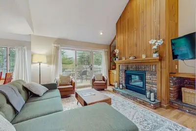 Image de Deere Run townhouse with private sauna - pool & tennis - walk to Lake Pinneo