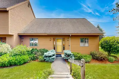 Image de Saltbox townhome with Ac, fireplace & deck - near Quechee Club, golf & ski