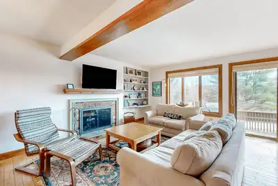 Image de Saltbox townhome with views & fireplace - near Quechee Club, golf, & skiing