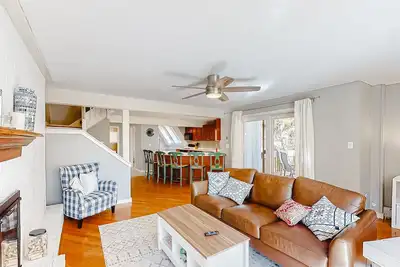 Image de Quechee Ski Hill condo - walk to lifts - fireplace, mountain views, W/D